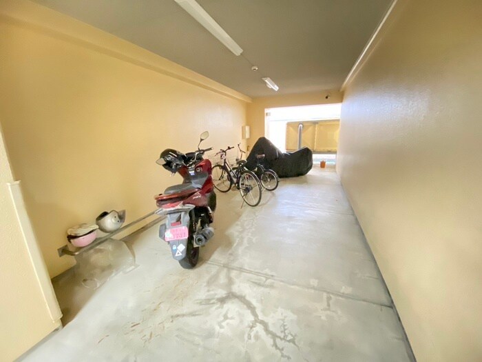 物件外観写真5　(バイク置き場)