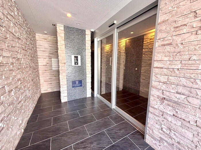 物件外観写真2　(エントランス部分)