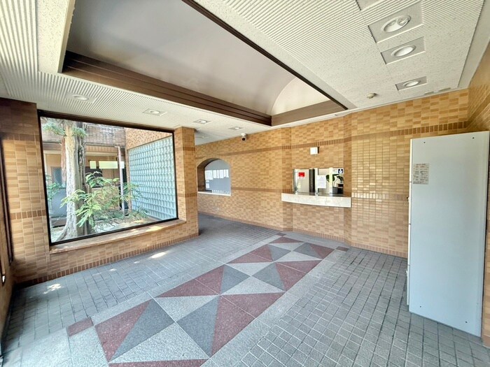 物件外観写真2　(エントランス部分)