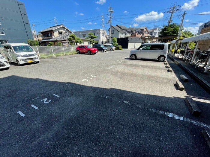 物件外観写真5　(駐車場)