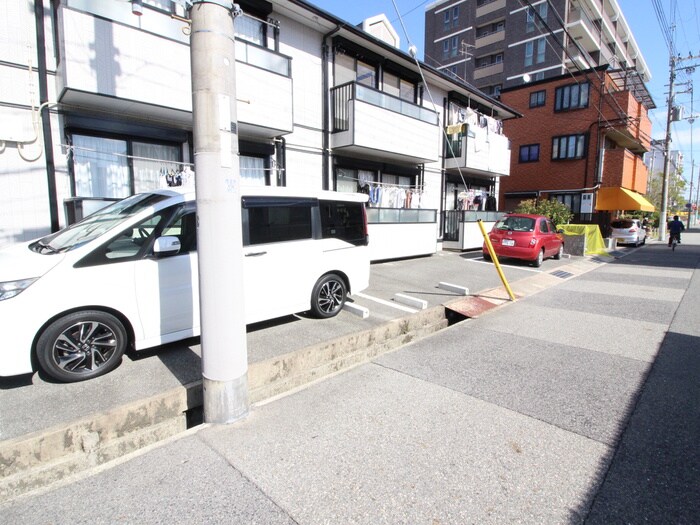 物件外観写真4　(駐車場)