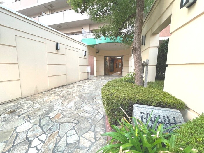 物件外観写真2　(エントランス部分)