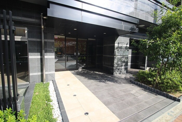 物件外観写真2　(エントランス部分)