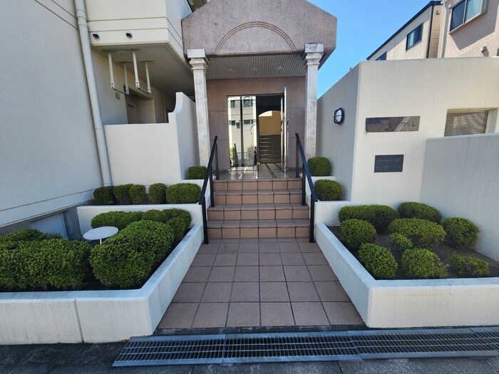 物件外観写真2　(エントランス部分)