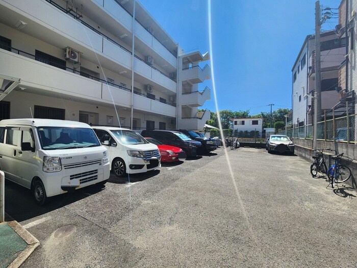 物件外観写真6　(駐車場)