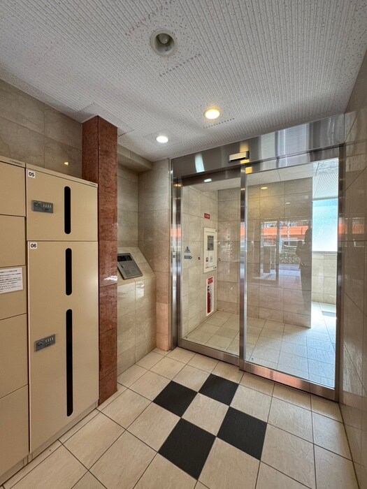 物件外観写真2　(エントランス部分)