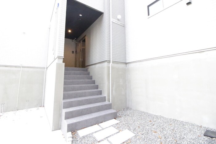 物件外観写真4　(エントランス部分)