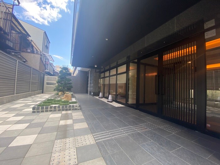 物件外観写真3　(エントランス部分)