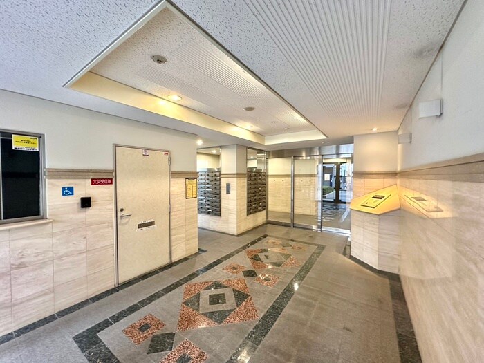 物件外観写真3　(エントランス部分)