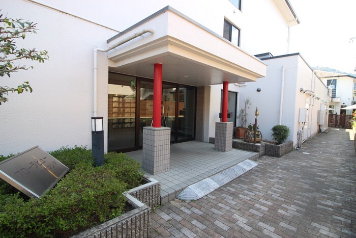 物件外観写真3　(エントランス部分)