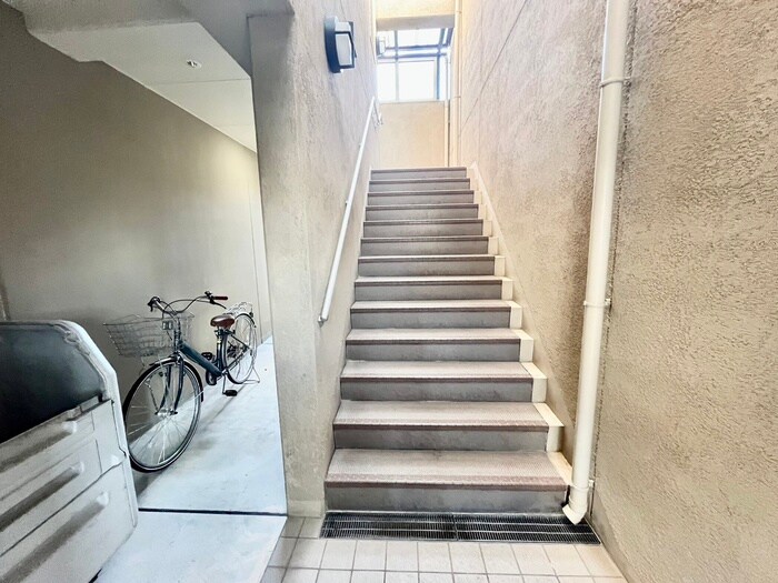 物件外観写真3　(エントランス部分)