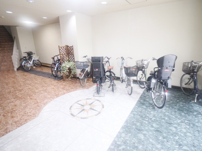物件外観写真4　(駐輪場)
