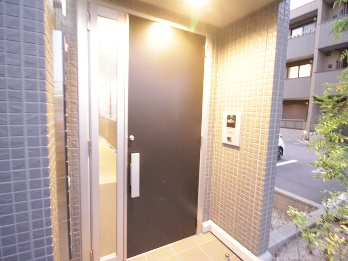 物件外観写真2　(エントランス部分)