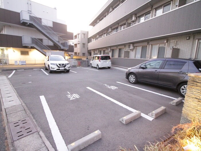 物件外観写真3　(駐車場)