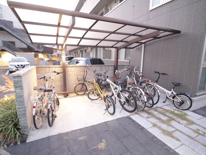 物件外観写真4　(駐輪場)