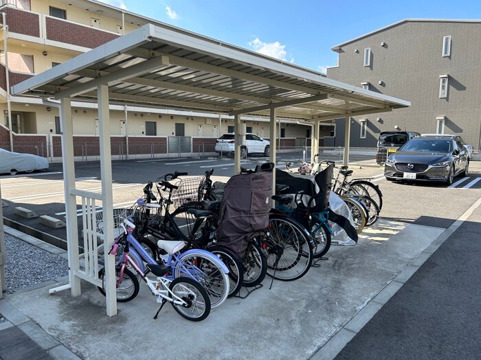 物件外観写真3　(駐輪場)