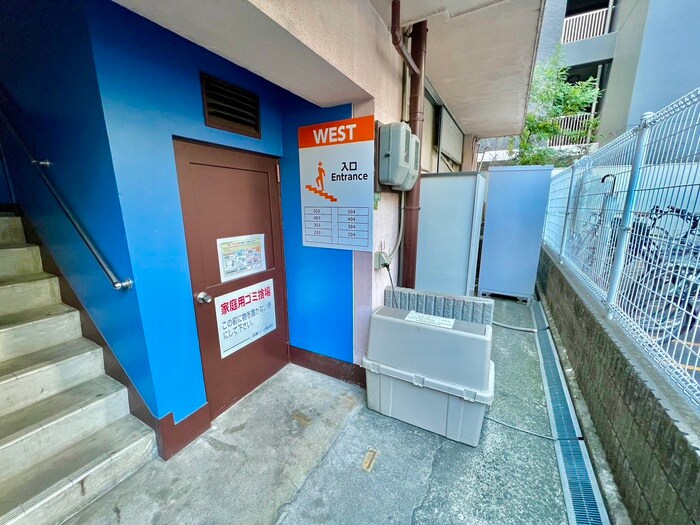 物件外観写真3　(エントランス部分)