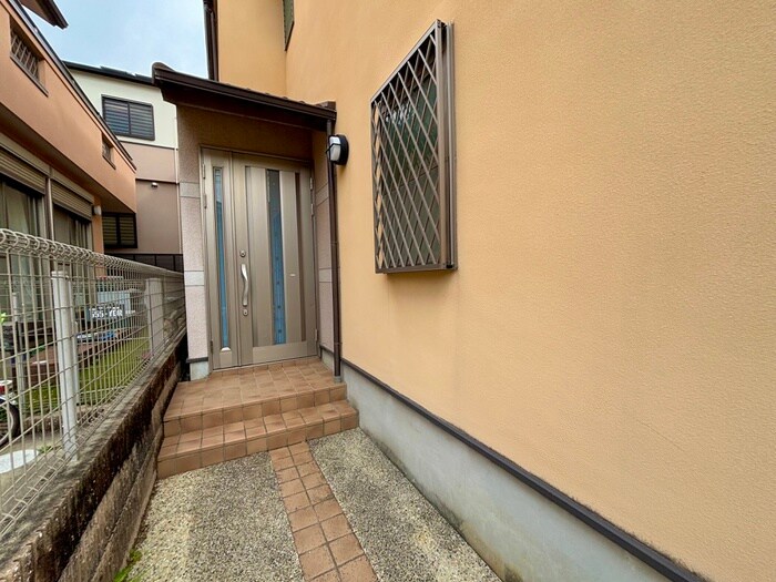 物件外観写真3　(エントランス部分)