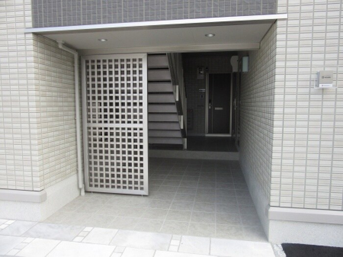 物件外観写真2　(エントランス部分)