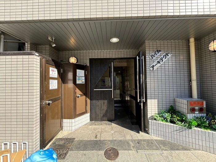 物件外観写真2　(エントランス部分)