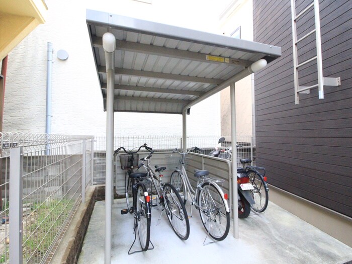 物件外観写真4　(駐輪場)