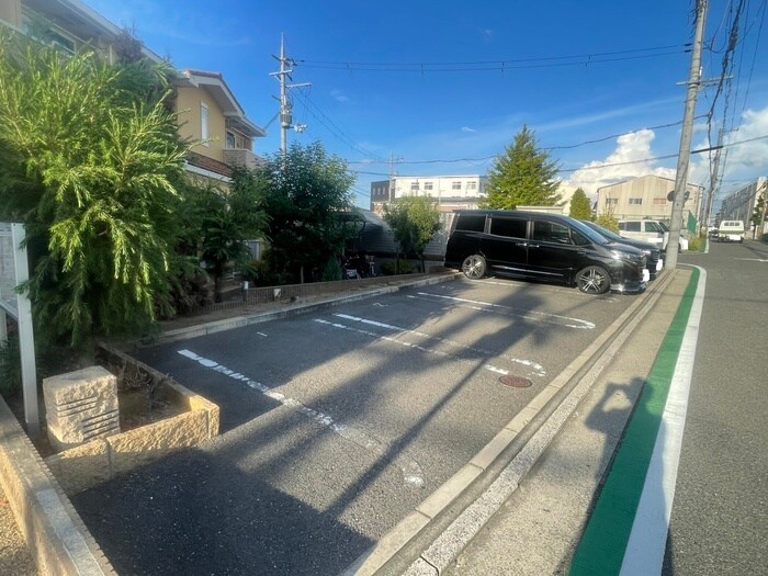 物件外観写真3　(駐車場)