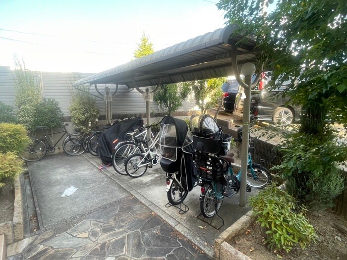 物件外観写真4　(駐輪場)