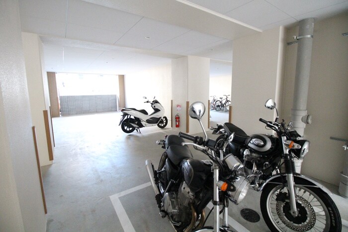 物件外観写真6　(バイク置き場)