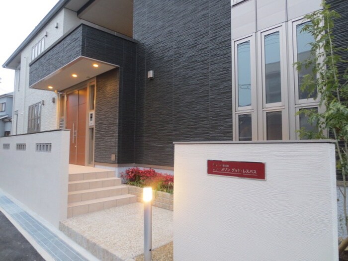 物件外観写真4　(エントランス部分)