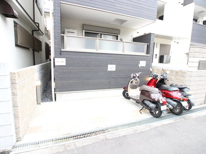 物件外観写真4　(バイク置き場)