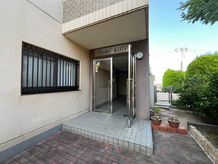 物件外観写真2　(エントランス部分)