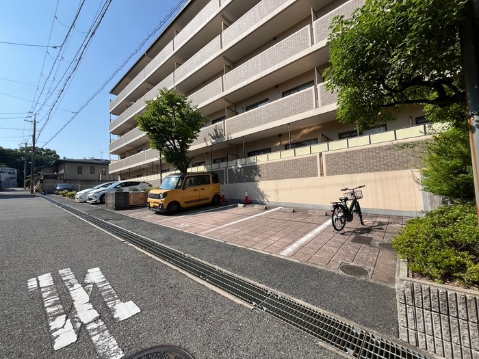 物件外観写真3　(駐車場)