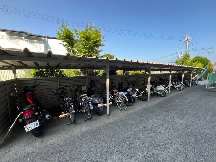物件外観写真4　(駐輪場)
