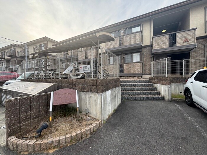 物件外観写真2　(エントランス部分)