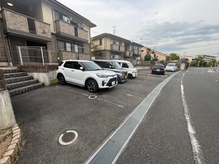 物件外観写真3　(駐車場)