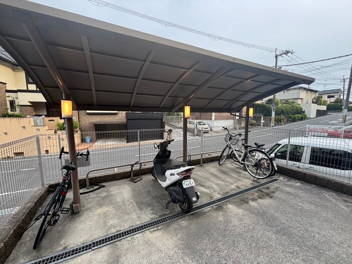物件外観写真4　(駐輪場)