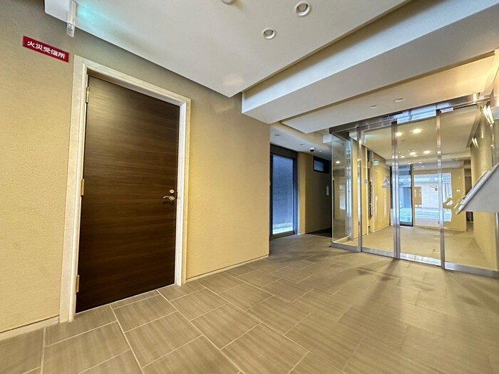 物件外観写真2　(エントランス部分)