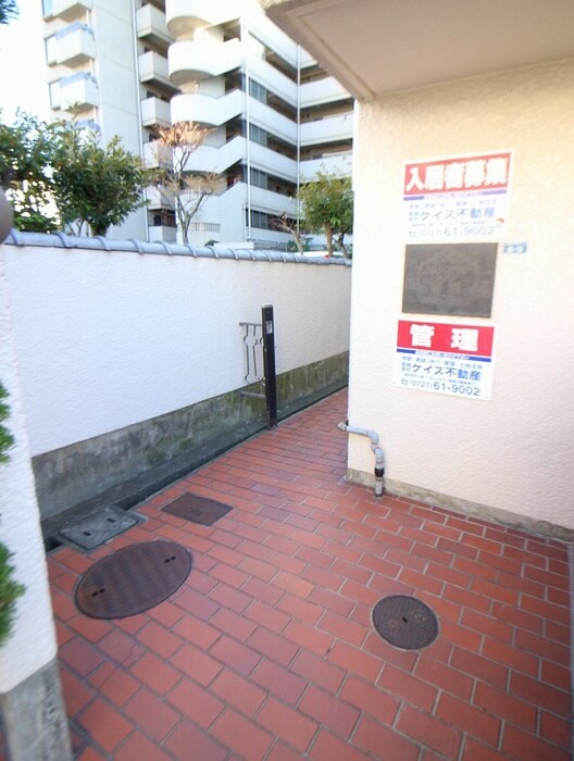 物件外観写真4　(エントランス部分)