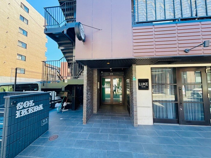 物件外観写真4　(エントランス部分)