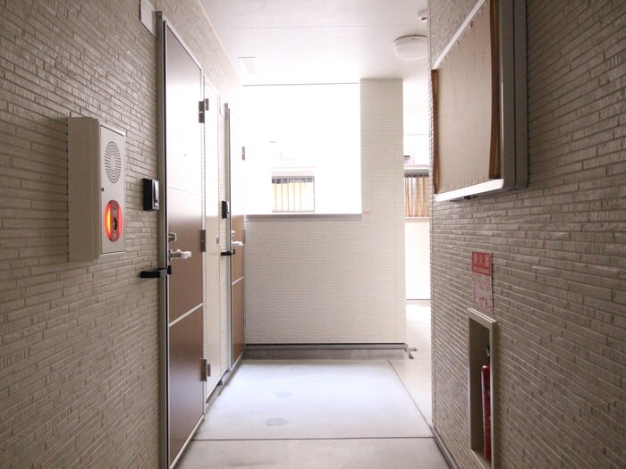 物件外観写真6　(エントランス部分)