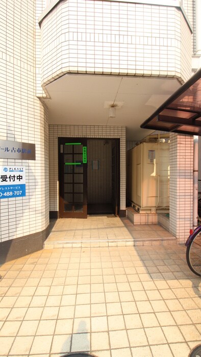 物件外観写真3　(エントランス部分)