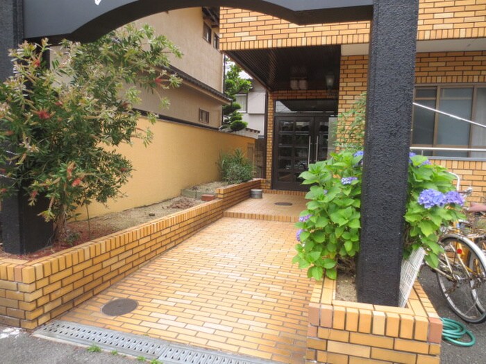 物件外観写真3　(エントランス部分)