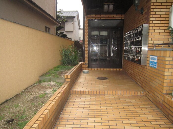 物件外観写真5　(エントランス部分)