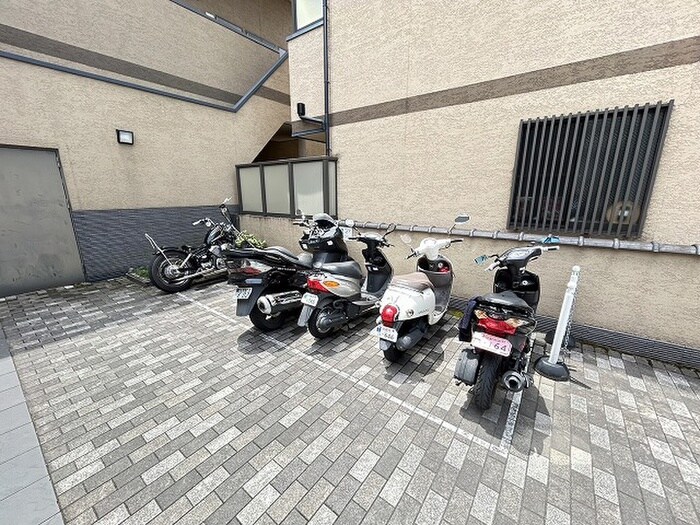 物件外観写真3　(バイク置き場)