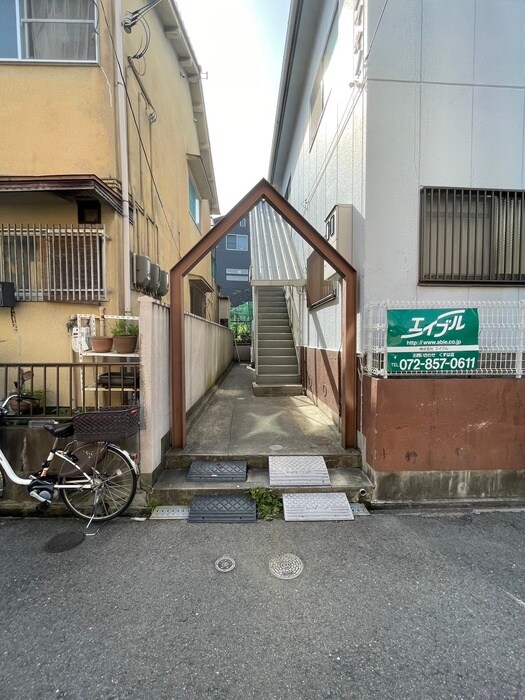 物件外観写真4　(エントランス部分)