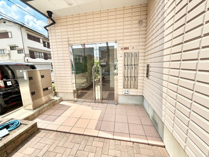 物件外観写真3　(エントランス部分)