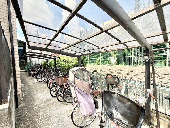 物件外観写真4　(駐輪場)