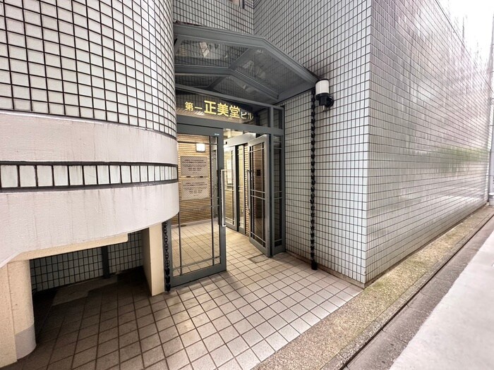 物件外観写真2　(エントランス部分)