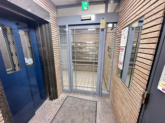 物件外観写真5　(エントランス部分)