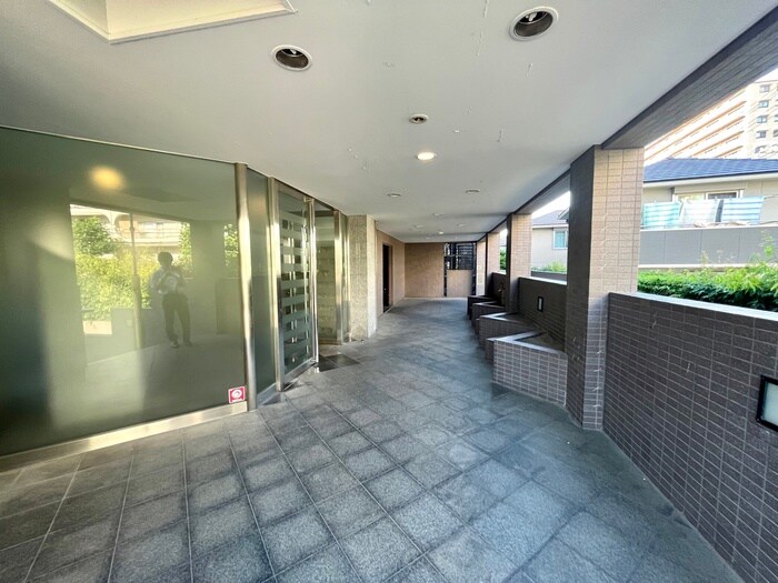 物件外観写真6　(エントランス部分)